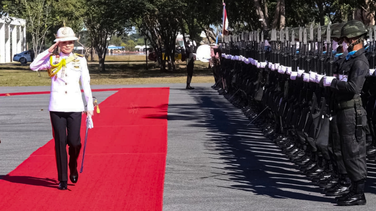 พระราชินี เสด็จฯ ทอดพระเนตรการแสดงการฝึกทางทหาร “ราชวัลลภเริงระบำ” พระราชินี เสด็จฯ ทอดพระเนตรการแสดงการฝึกทางทหาร “ราชวัลลภเริงระบำ”
