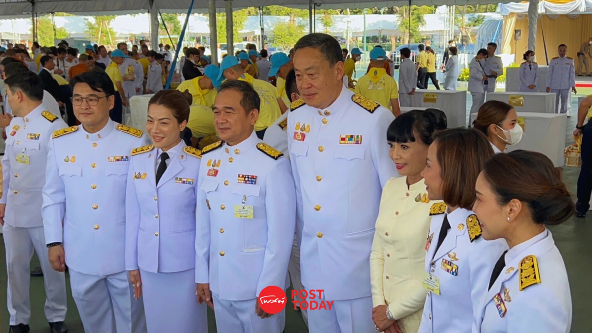 นายกฯ นำครม.ทำบุญตักบาตรวันคล้ายวันพระบรมสมภพ ร.9 นายกฯ นำครม.ทำบุญตักบาตรวันคล้ายวันพระบรมสมภพ ร.9