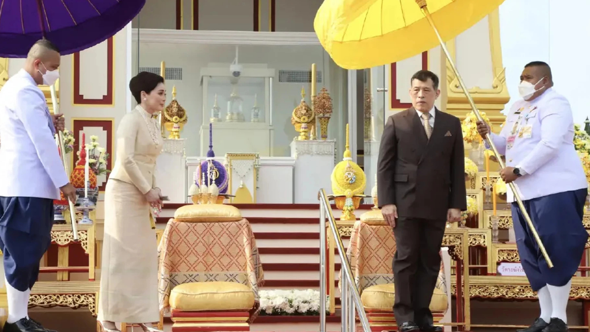 ในหลวง พระราชินี ทรงสักการะพระบรมสารีริกธาตุ และพระอรหันตธาตุ ในหลวง พระราชินี ทรงสักการะพระบรมสารีริกธาตุ และพระอรหันตธาตุ