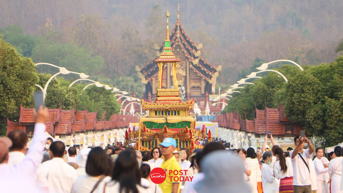 พุทธศาสนิกชนเต็มพื้นที่หอคำหลวงสักการะพระบรมสารีริกธาตุ พุทธศาสนิกชนเต็มพื้นที่หอคำหลวงสักการะพระบรมสารีริกธาตุ