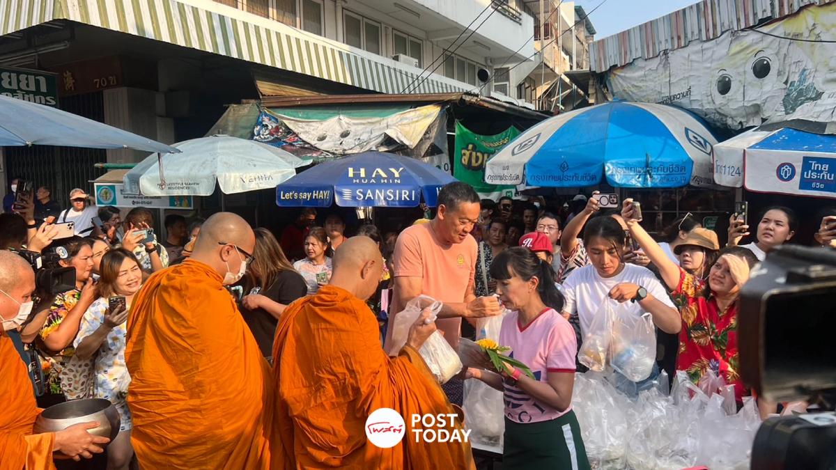 นายกฯควงภริยาใส่บาตรพระสงฆ์ที่ตลาดหัวหิน-ย้ำเงินดิจิทัลไตรมาสมาแน่ นายกฯควงภริยาใส่บาตรพระสงฆ์ที่ตลาดหัวหิน-ย้ำเงินดิจิทัลไตรมาสมาแน่