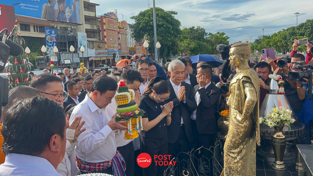 ทักษิณ ควงลูก ถวายดาบ-ผูกผ้าสามสี ย่าโม ชาวบ้านรอต้อนรับคึกคัก ทักษิณ ควงลูก ถวายดาบ-ผูกผ้าสามสี ย่าโม ชาวบ้านรอต้อนรับคึกคัก