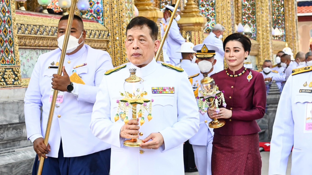 ในหลวง พระราชินี เสด็จฯ ไปในการพระราชพิธีทรงบำเพ็ญพระราชกุศลวิสาขบูชา ในหลวง พระราชินี เสด็จฯ ไปในการพระราชพิธีทรงบำเพ็ญพระราชกุศลวิสาขบูชา