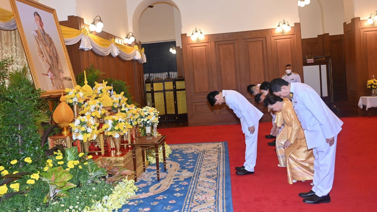TOA ถวายพระพรชัยมงคลพระบาทสมเด็จพระเจ้าอยู่หัว เฉลิมพระชนมพรรษา 6 รอบ TOA ถวายพระพรชัยมงคลพระบาทสมเด็จพระเจ้าอยู่หัว เฉลิมพระชนมพรรษา 6 รอบ
