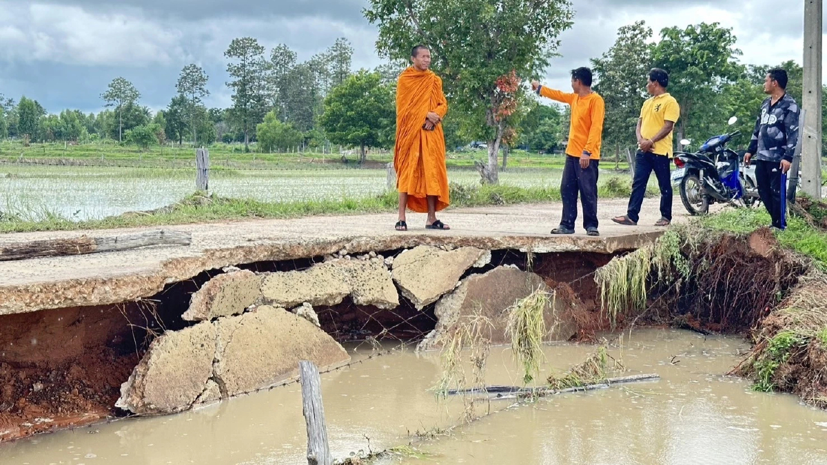 “พระพรหมวัชรเมธี” เร่งช่วยเหลือชาวบ้านหลังโดนพายุซัด "ทางขาด-ถนนชำรุด" “พระพรหมวัชรเมธี” เร่งช่วยเหลือชาวบ้านหลังโดนพายุซัด "ทางขาด-ถนนชำรุด"