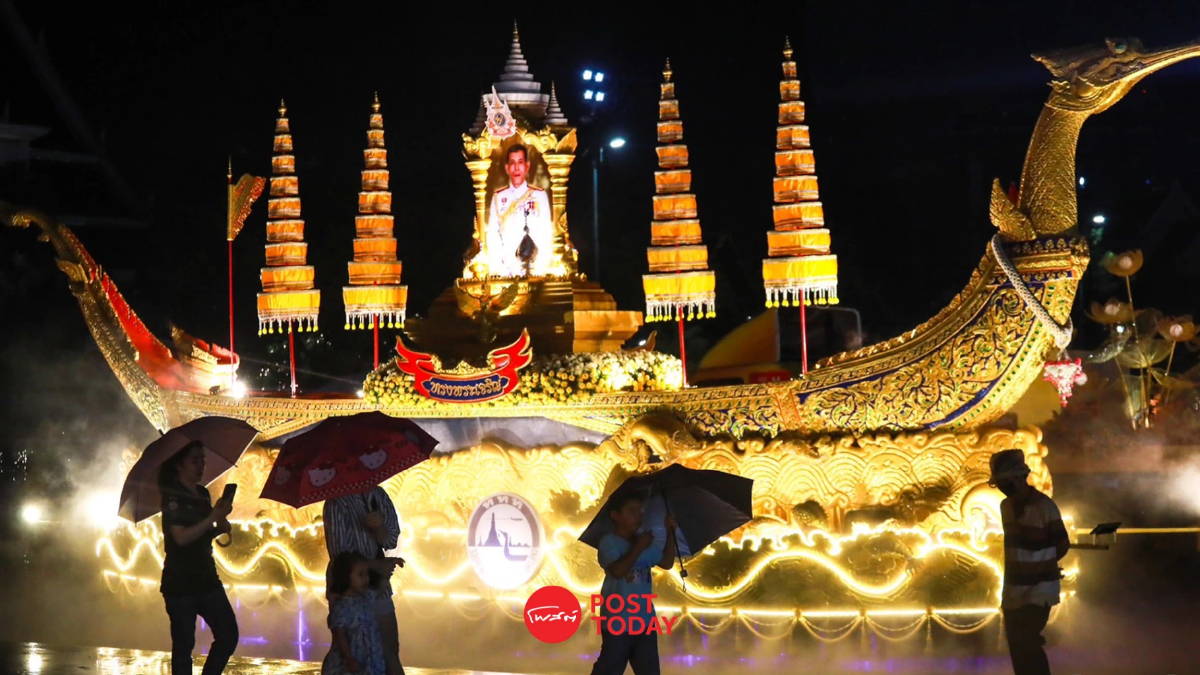 ประชาชนฝ่าสายฝนชม ริ้วขบวนเฉลิมพระเกียรติ 72 พรรษา วันสุดท้าย ประชาชนฝ่าสายฝนชม ริ้วขบวนเฉลิมพระเกียรติ 72 พรรษา วันสุดท้าย