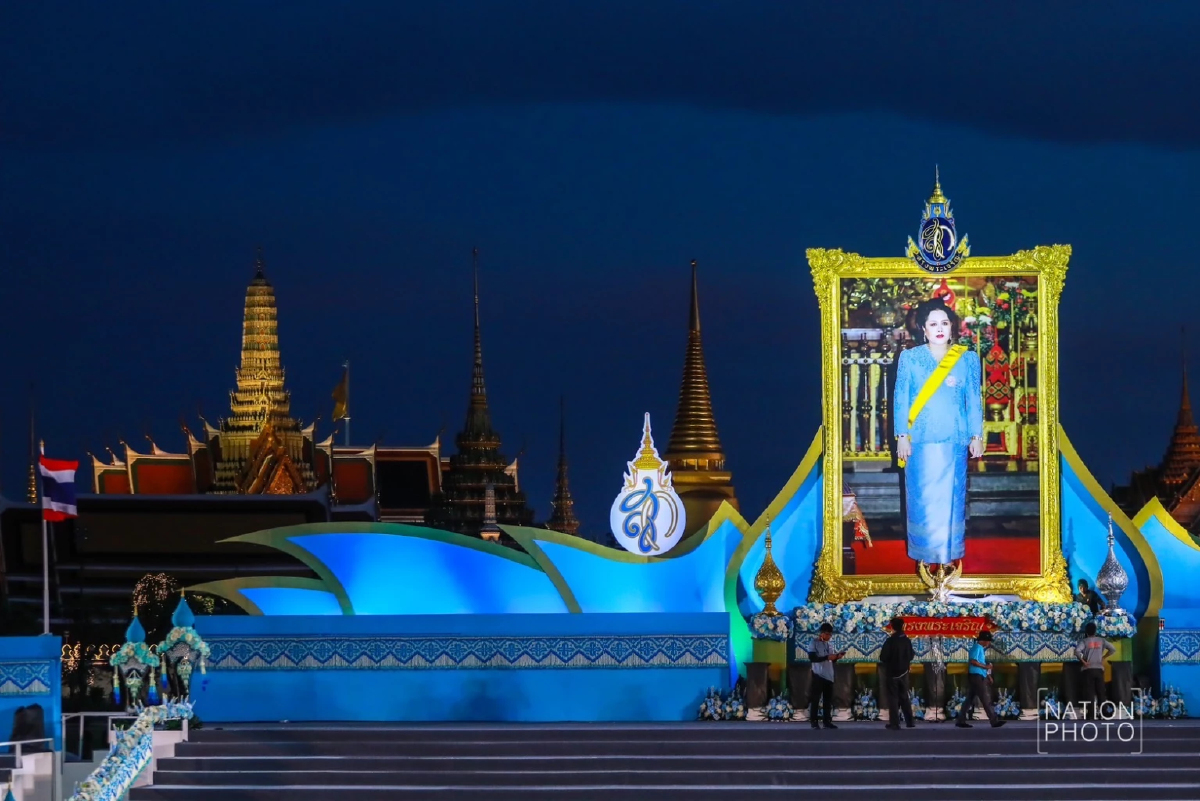 ชมการประดับไฟเฉลิมพระเกียรติตลอดแนวถนนราชดำเนินวันสุดท้าย ชมการประดับไฟเฉลิมพระเกียรติตลอดแนวถนนราชดำเนินวันสุดท้าย