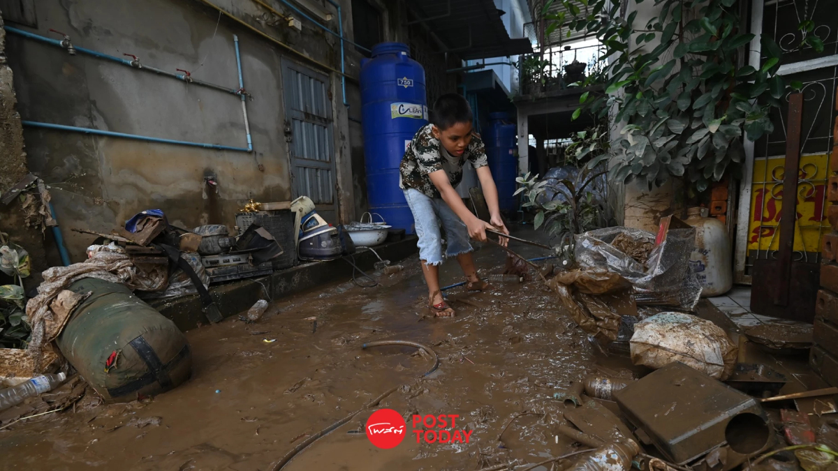 (ภาพ) ชุมชนป่าพร้าวนอก เชียงใหม่ เร่งทำความสะอาดบ้านและถนนหลังน้ำลด (ภาพ) ชุมชนป่าพร้าวนอก เชียงใหม่ เร่งทำความสะอาดบ้านและถนนหลังน้ำลด
