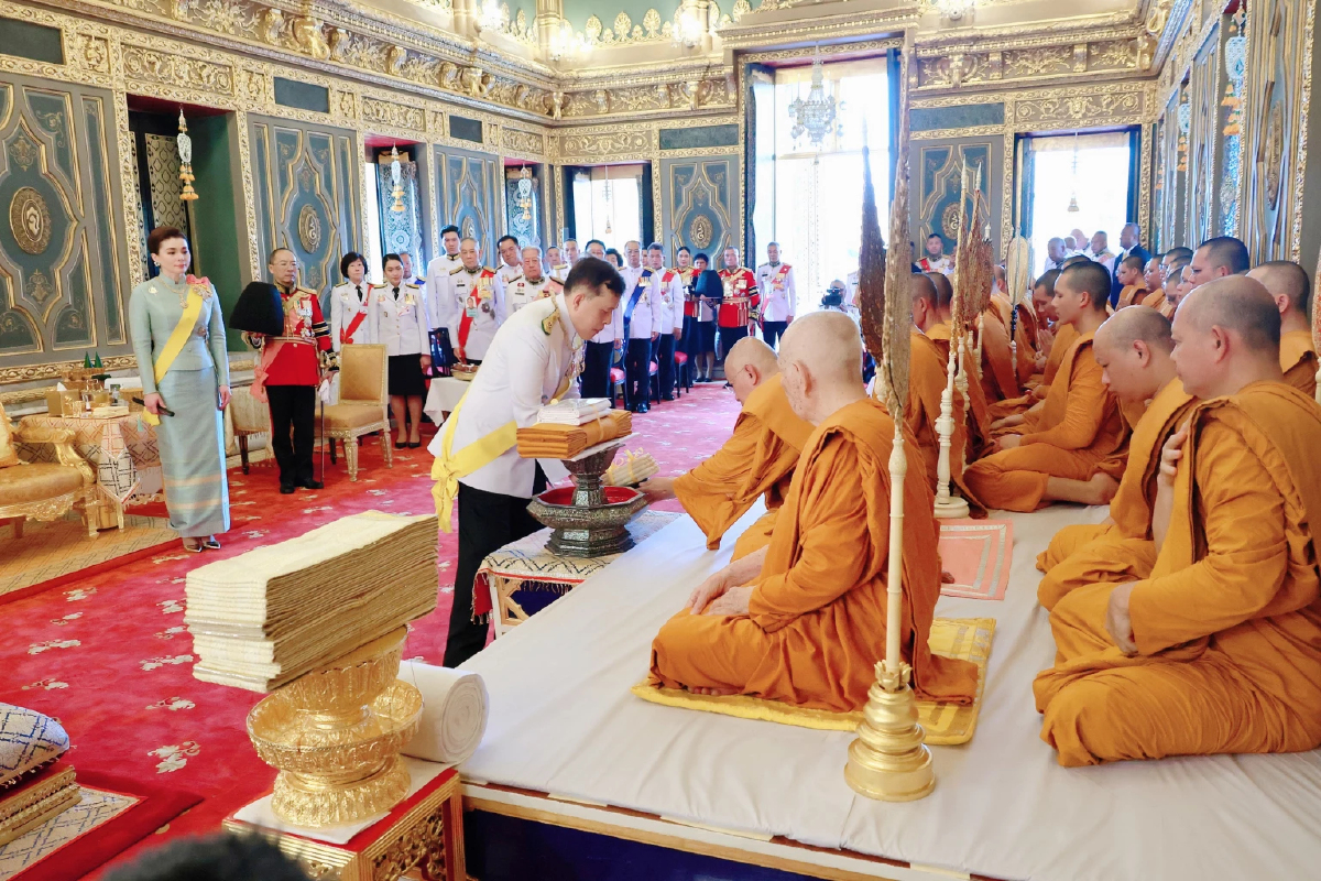 ในหลวง พระราชินีเสด็จฯทรงบำเพ็ญพระราชกุศลถวายผ้าพระกฐิน ในหลวง พระราชินีเสด็จฯทรงบำเพ็ญพระราชกุศลถวายผ้าพระกฐิน