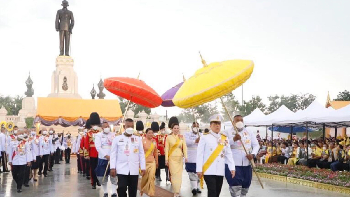 ในหลวง พระราชินี ทรงวางพวงมาลาถวายราชสักการะพระบรมราชานุสาวรีย์ ร.9 ในหลวง พระราชินี ทรงวางพวงมาลาถวายราชสักการะพระบรมราชานุสาวรีย์ ร.9