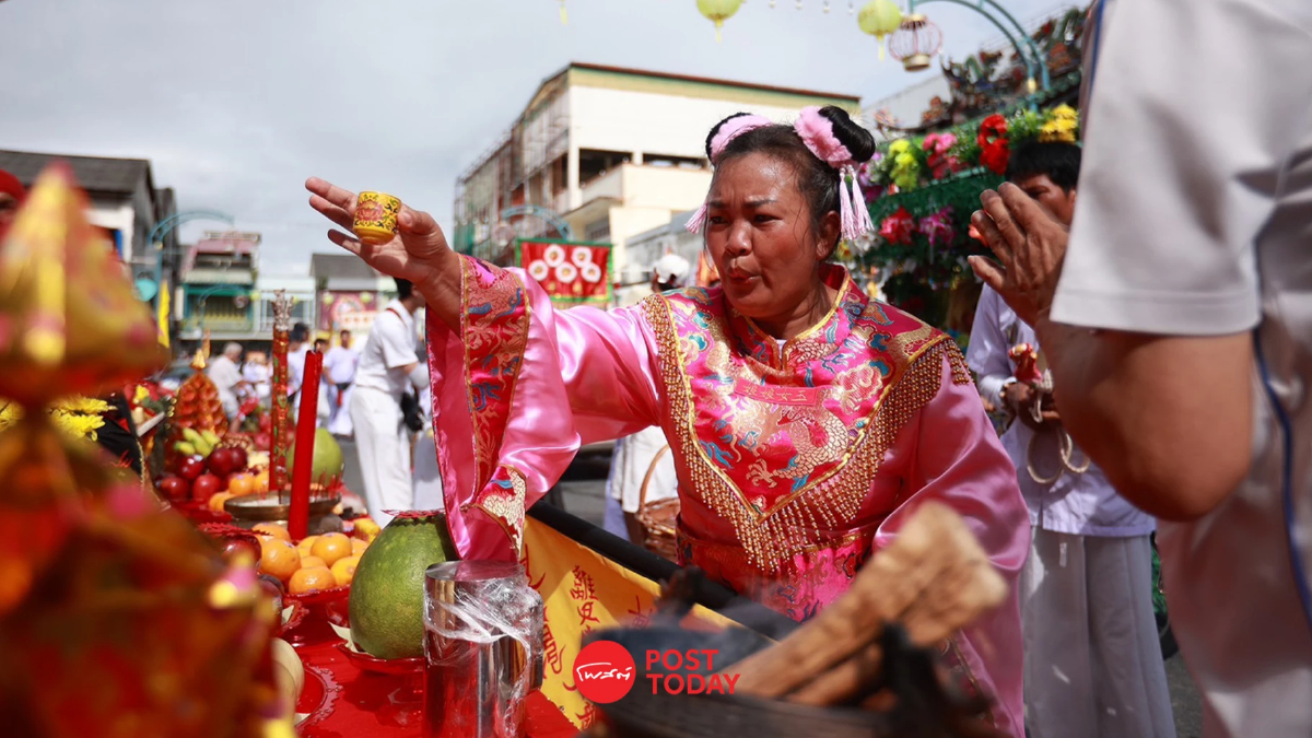 7 เรื่อง ชวนรู้ ‘ประเพณีถือศีลกินผักภูเก็ต‘ คืออะไร? สำคัญยังไงในพิธี? 7 เรื่อง ชวนรู้ ‘ประเพณีถือศีลกินผักภูเก็ต‘ คืออะไร? สำคัญยังไงในพิธี?