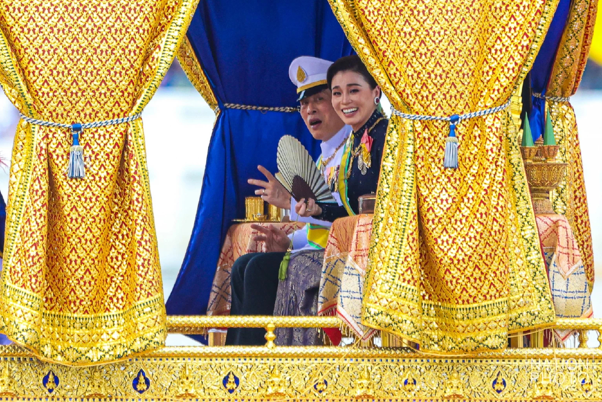 ในหลวง พระราชินี เสด็จฯ ถวายผ้าพระกฐิน โดยขบวนพยุหยาตราทางชลมารค ในหลวง พระราชินี เสด็จฯ ถวายผ้าพระกฐิน โดยขบวนพยุหยาตราทางชลมารค