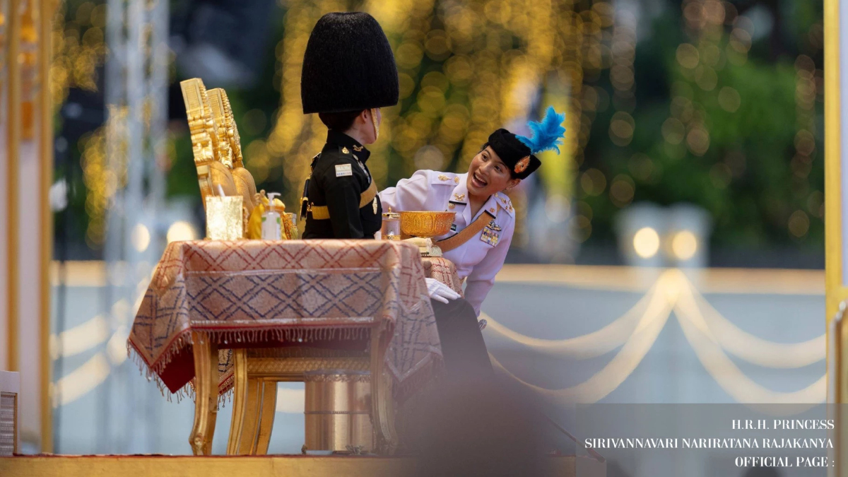 พระราชินี เจ้าฟ้าสิริวัณณวรี ทรงมีพระราชปฏิสันถาร ระหว่างซ้อมพิธีสวนสนาม พระราชินี เจ้าฟ้าสิริวัณณวรี ทรงมีพระราชปฏิสันถาร ระหว่างซ้อมพิธีสวนสนาม