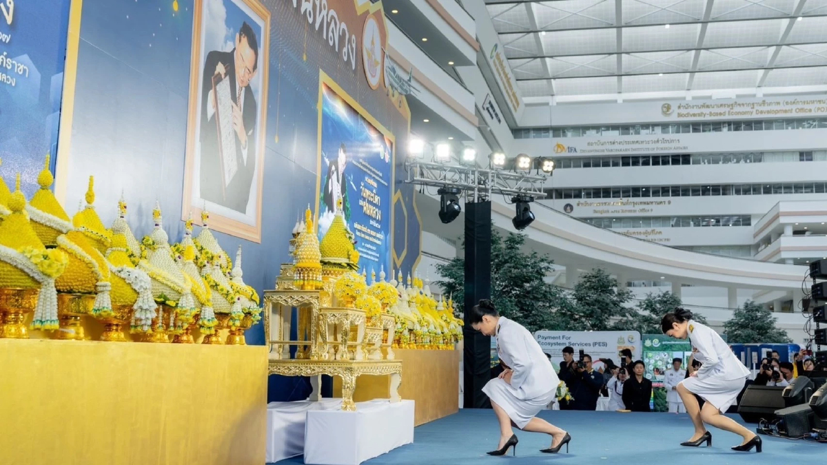 รมว.เกษตร วางพานพุ่มฯน้อมรำลึกในหลวง ร.9 เนื่องในวันพระบิดาแห่งฝนหลวง รมว.เกษตร วางพานพุ่มฯน้อมรำลึกในหลวง ร.9 เนื่องในวันพระบิดาแห่งฝนหลวง