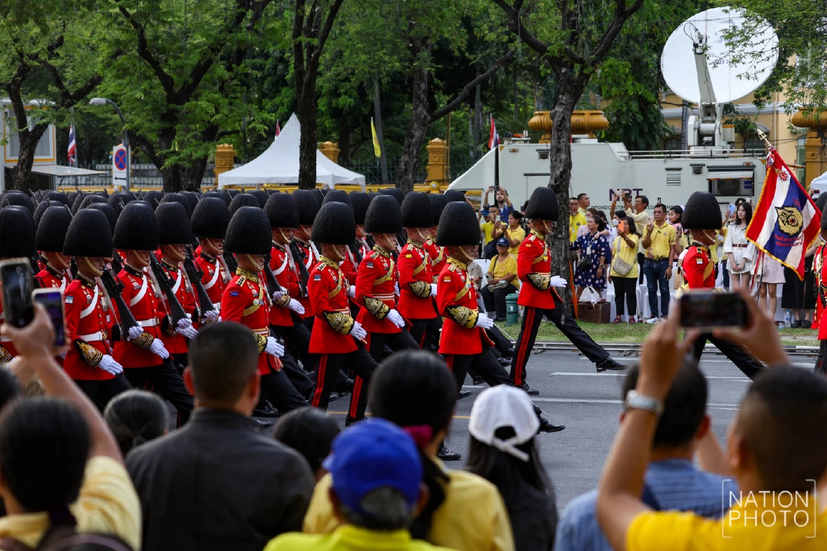 ประชาชนเฝ้ารับเสด็จในพิธีสวนสนามของทหารรักษาพระองค์เนืองแน่น ประชาชนเฝ้ารับเสด็จในพิธีสวนสนามของทหารรักษาพระองค์เนืองแน่น