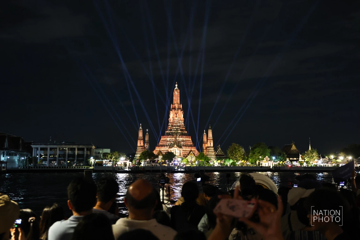 นักท่องเที่ยวชมโดรนแปรอักษรส่งท้ายงานวิจิตรเจ้าพระยา นักท่องเที่ยวชมโดรนแปรอักษรส่งท้ายงานวิจิตรเจ้าพระยา