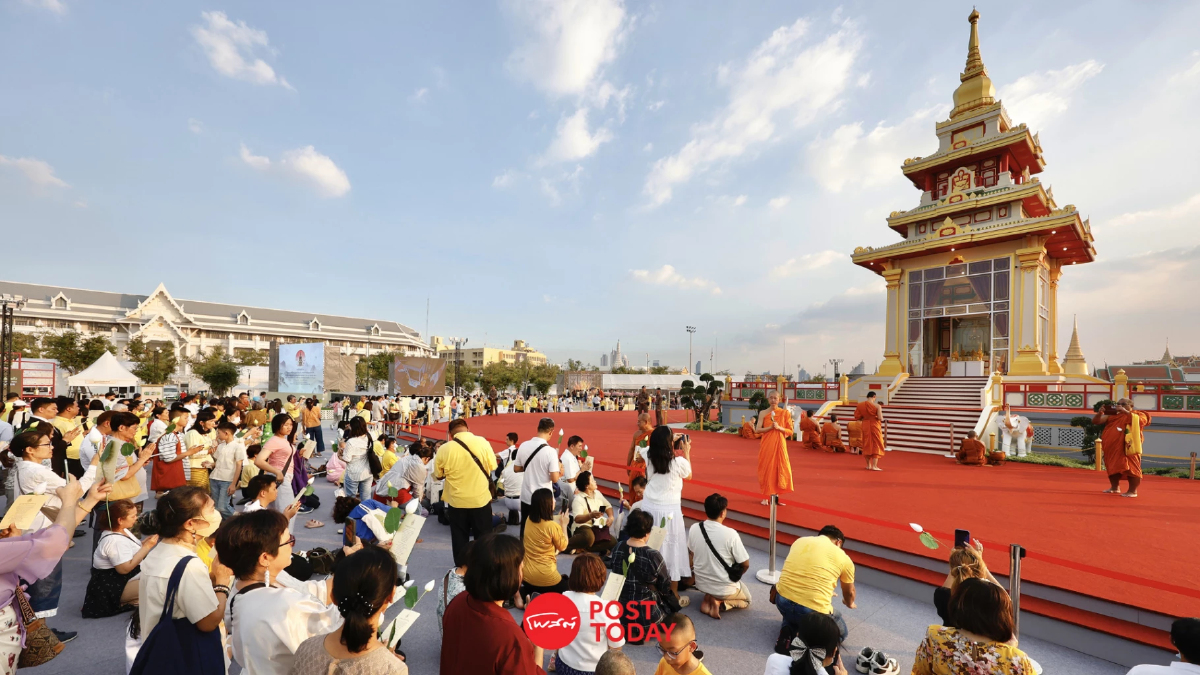 (ภาพ) ประชาชนเข้ากราบสักการะ พระบรมสารีริกธาตุ พระเขี้ยวแก้ว วันแรก (ภาพ) ประชาชนเข้ากราบสักการะ พระบรมสารีริกธาตุ พระเขี้ยวแก้ว วันแรก