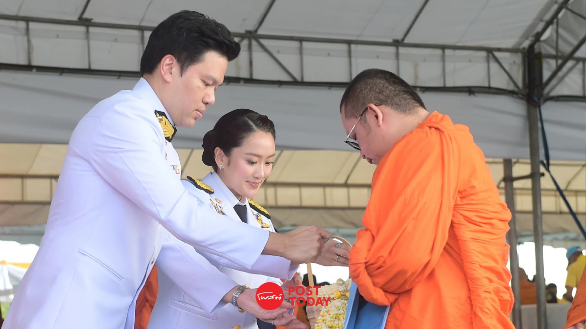 นายกฯแพทองธาร-คู่สมรสนำเจริญพระพุทธมนต์ ตักบาตรคล้ายวันพระบรมราชสมภพ ร.9 นายกฯแพทองธาร-คู่สมรสนำเจริญพระพุทธมนต์ ตักบาตรคล้ายวันพระบรมราชสมภพ ร.9