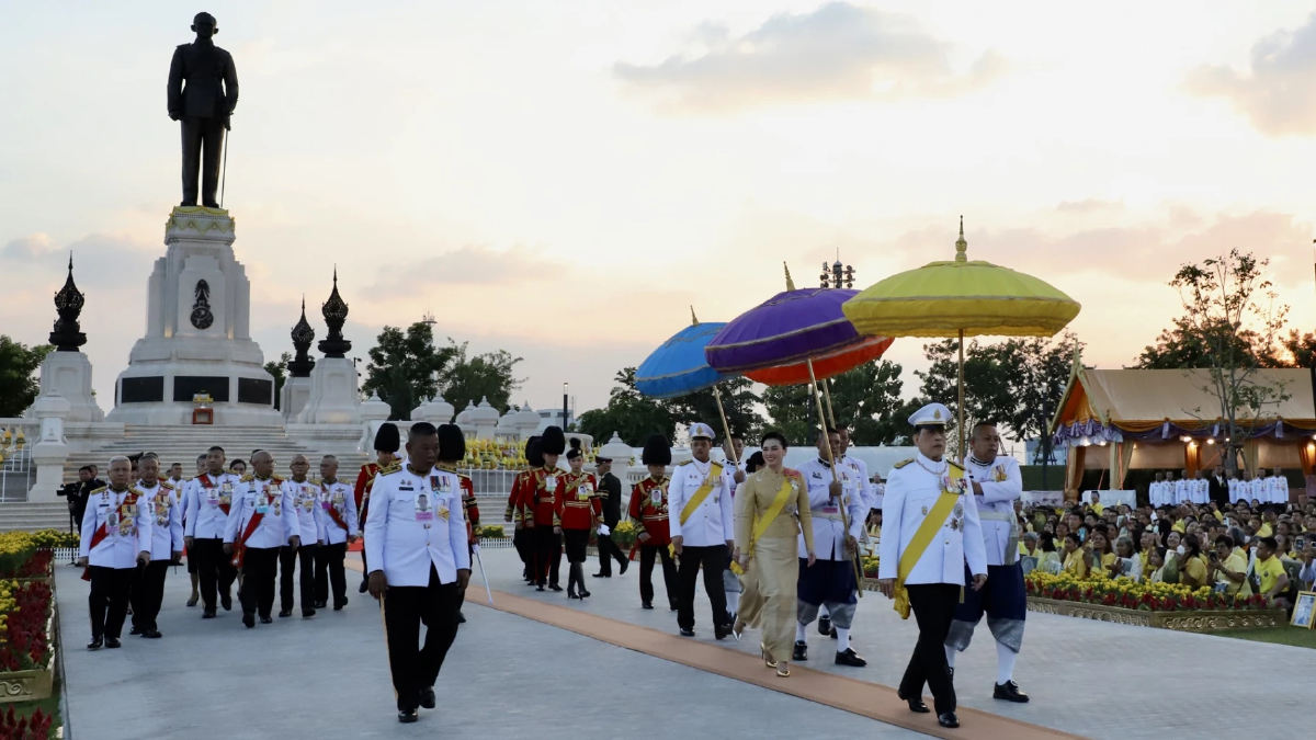 ในหลวง-พระราชินี ทรงวางพานพุ่มดอกไม้ คล้ายวันพระบรมราชสมภพร.9 ในหลวง-พระราชินี ทรงวางพานพุ่มดอกไม้ คล้ายวันพระบรมราชสมภพร.9