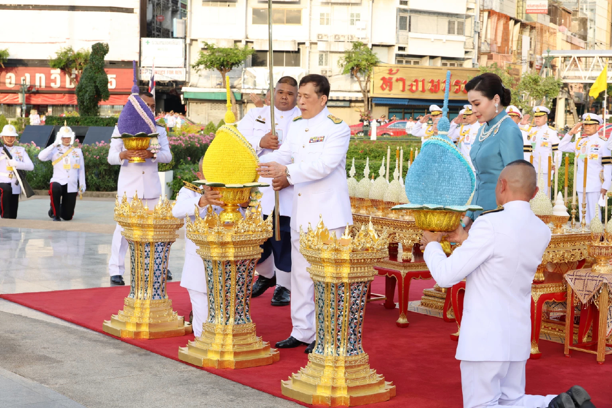 ในหลวง พระราชินี เสด็จฯ ถวายราชสักการะ สมเด็จพระเจ้าตากสินมหาราช ในหลวง พระราชินี เสด็จฯ ถวายราชสักการะ สมเด็จพระเจ้าตากสินมหาราช
