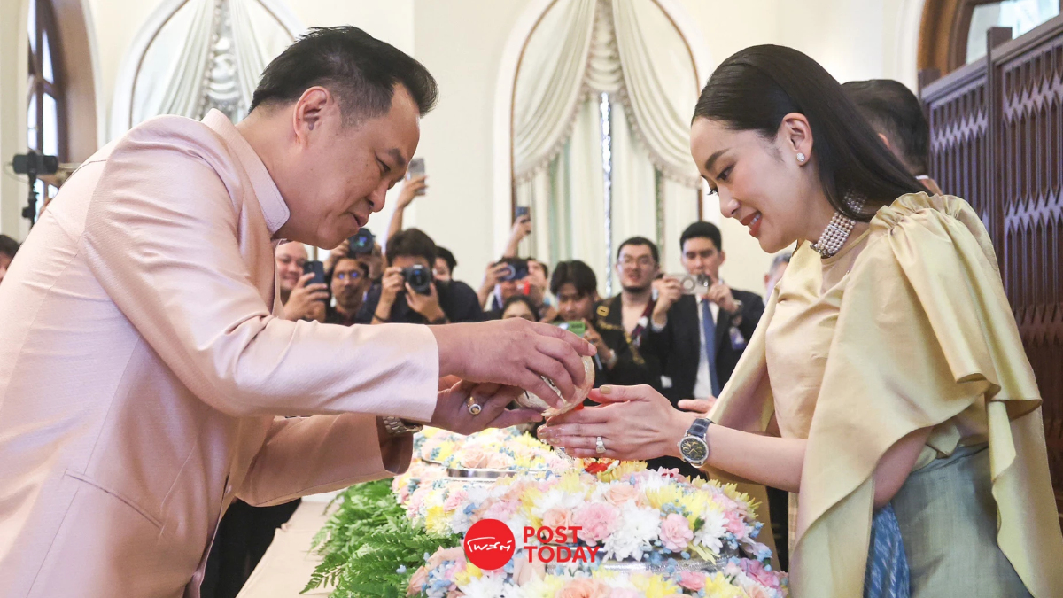 นายกฯ แพทองธาร นำคณะรดน้ำขอพร สืบสานสงกรานต์ปีใหม่ไทย 2568 นายกฯ แพทองธาร นำคณะรดน้ำขอพร สืบสานสงกรานต์ปีใหม่ไทย 2568