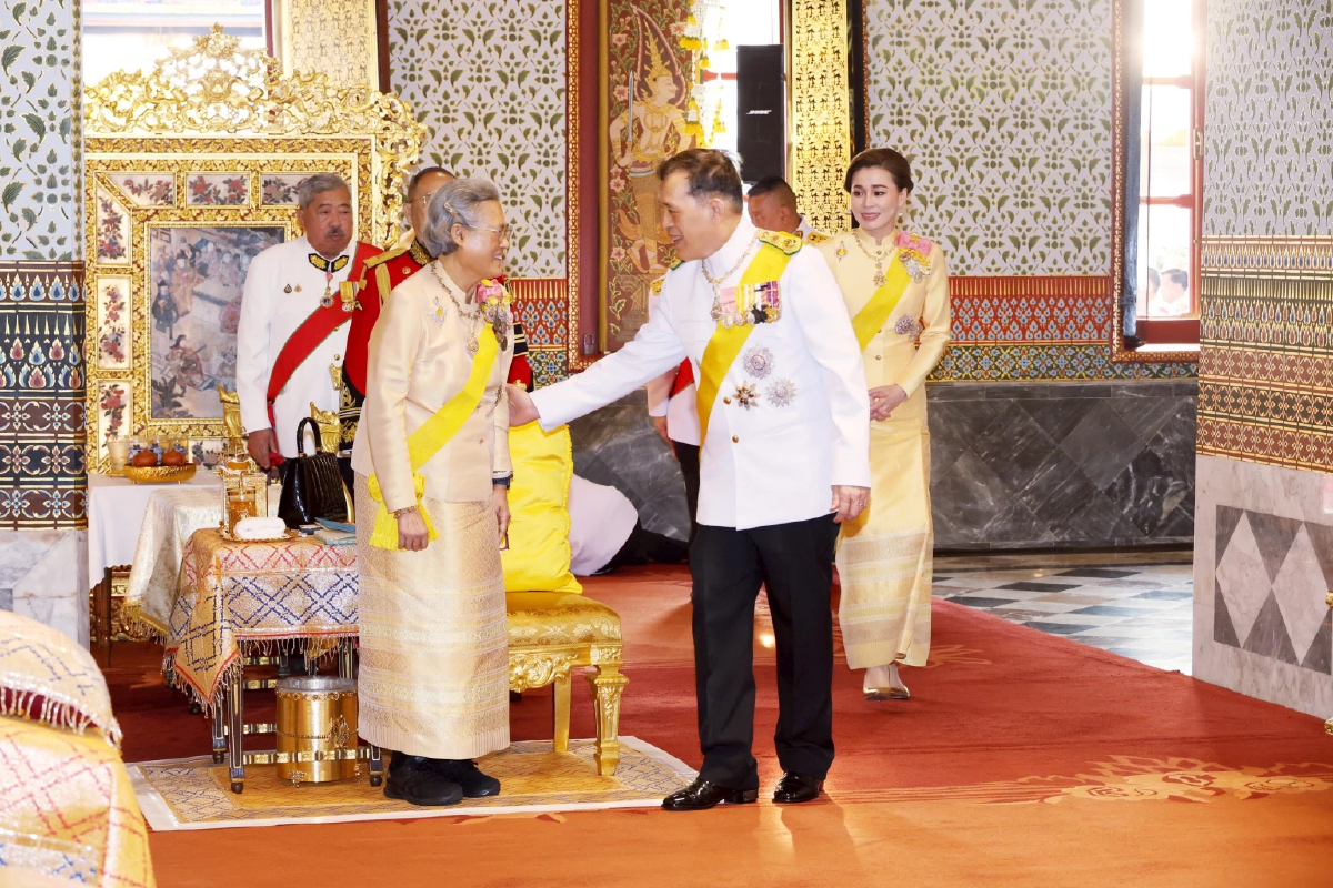 ในหลวง พระราชินี ทรงบำเพ็ญพระราชกุศลพระราชพิธีฉัตรมงคล ในหลวง พระราชินี ทรงบำเพ็ญพระราชกุศลพระราชพิธีฉัตรมงคล