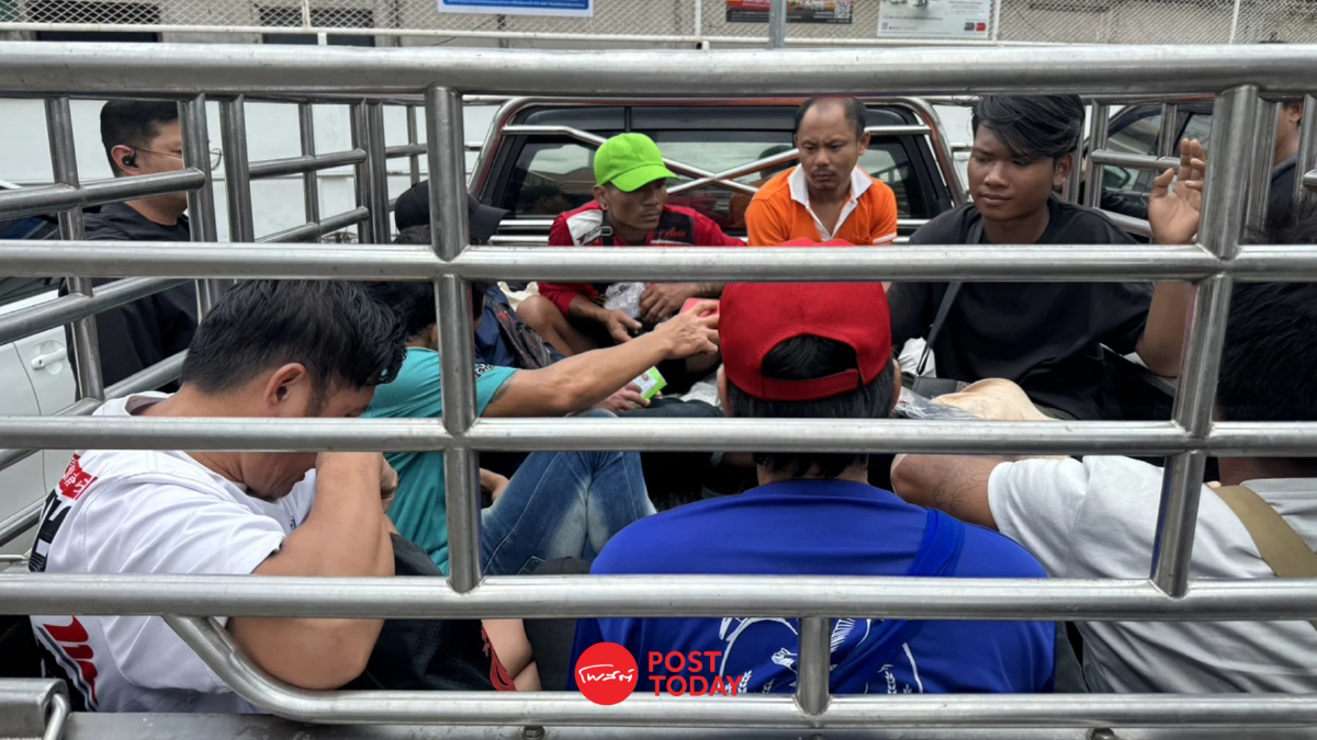 ด่วน! ตร.พบชาวต่างด้าว 8 ราย น่าสงสัยใกล้พื้นที่ชุมนุมอนุสาวรีย์ฯ ด่วน! ตร.พบชาวต่างด้าว 8 ราย น่าสงสัยใกล้พื้นที่ชุมนุมอนุสาวรีย์ฯ