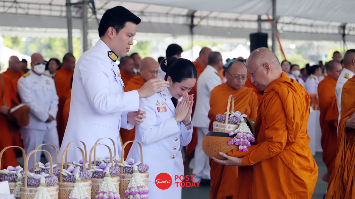 นายกฯ แพทองธาร นำคณะทำบุญตักบาตร เฉลิมพระชนมพรรษา พระราชินี นายกฯ แพทองธาร นำคณะทำบุญตักบาตร เฉลิมพระชนมพรรษา พระราชินี