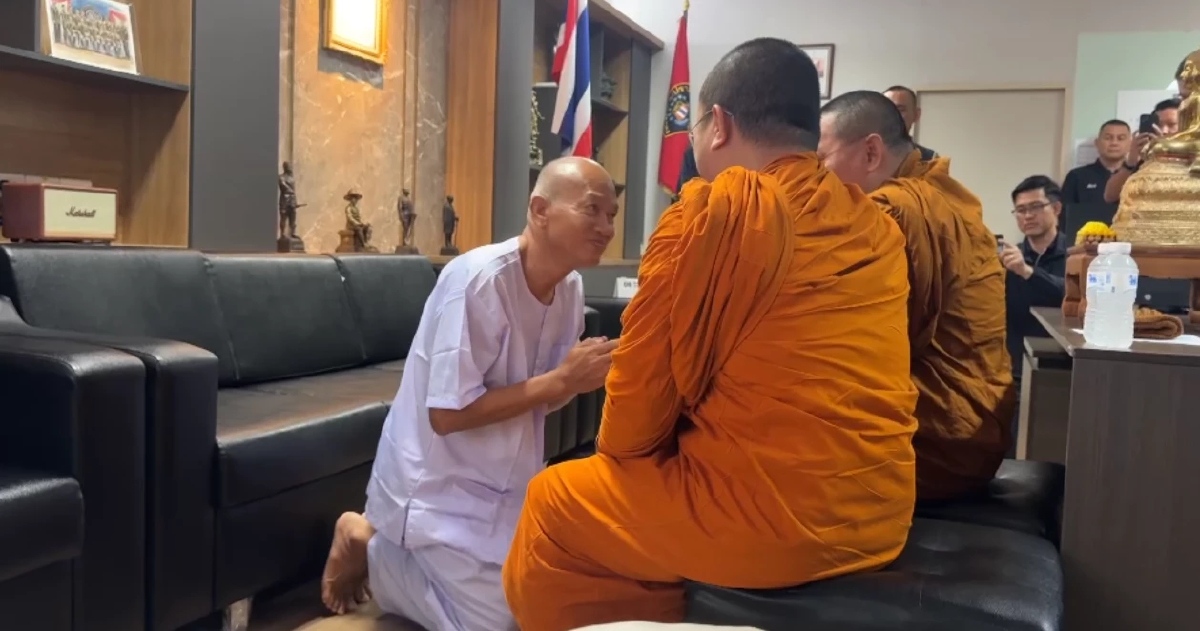 เปิดคลิป "หลวงพ่ออลงกต" สวมชุดขาว หลังท่องบท "ลาสิขา" สีหน้ายิ้มแย้ม เปิดคลิป "หลวงพ่ออลงกต" สวมชุดขาว หลังท่องบท "ลาสิขา" สีหน้ายิ้มแย้ม