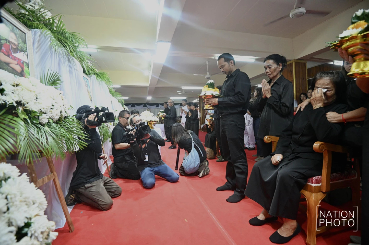 ในหลวง โปรดเกล้าฯพระราชทานเพลิงศพเหยื่อเหตุปะทะชายแดนไทย-กัมพูชา ในหลวง โปรดเกล้าฯพระราชทานเพลิงศพเหยื่อเหตุปะทะชายแดนไทย-กัมพูชา