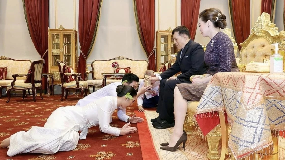 ในหลวง-พระราชินี พระราชทานน้ำสังข์สมรสพระราชทานแก่บุตรสาวอดีตนายกฯเศรษฐา ในหลวง-พระราชินี พระราชทานน้ำสังข์สมรสพระราชทานแก่บุตรสาวอดีตนายกฯเศรษฐา