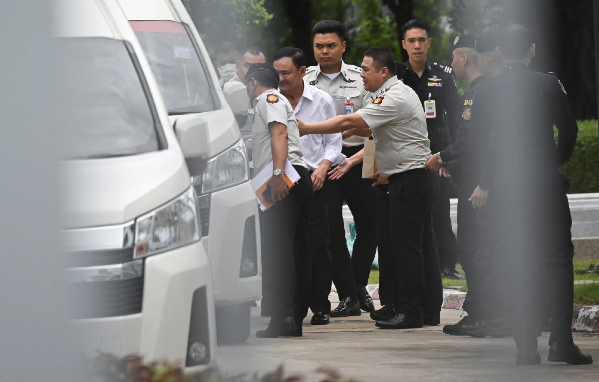 เจ้าหน้าที่กรมราชทัณฑ์ คุมตัว "ทักษิณ" ถึงเรือนจำแล้ว! เจ้าหน้าที่กรมราชทัณฑ์ คุมตัว "ทักษิณ" ถึงเรือนจำแล้ว!