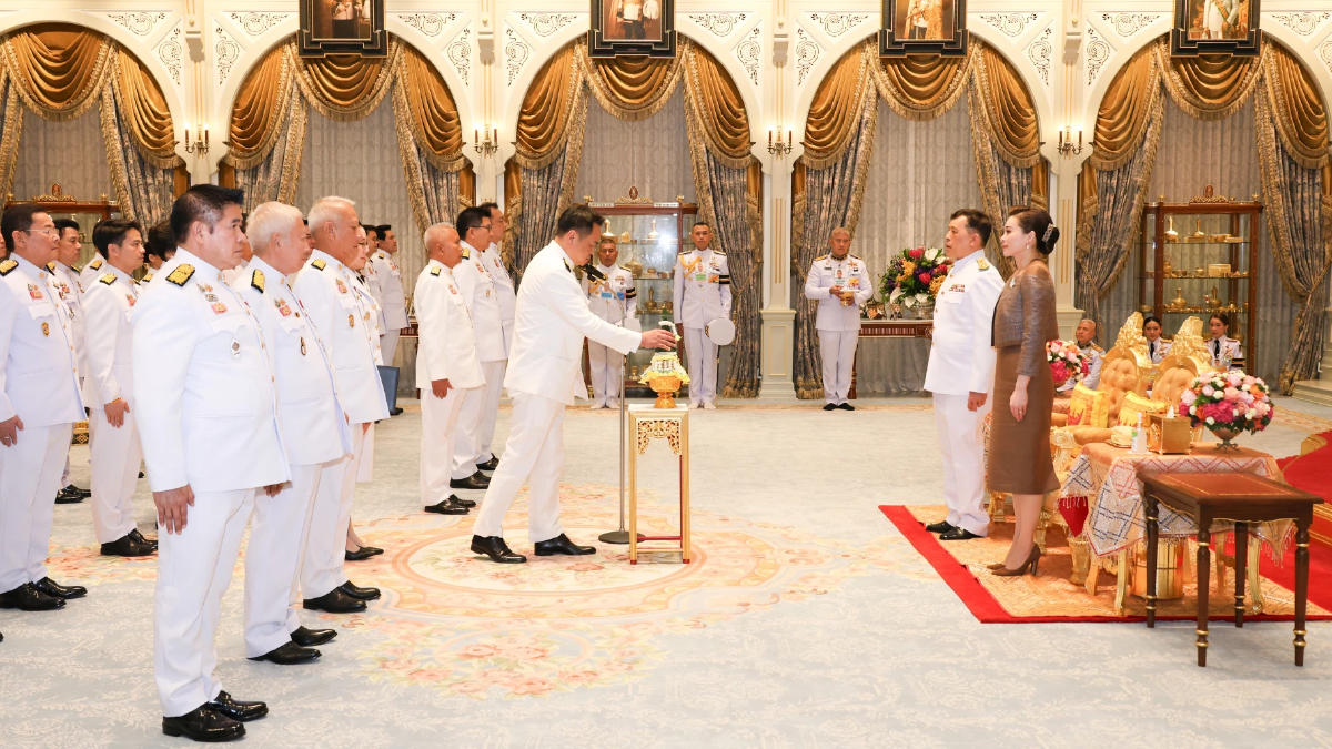 ในหลวง พระราชินี พระราชทานพระบรมราชวโรกาสให้ ครม. ชุดใหม่ เฝ้าฯ ถวายสัตย์ ในหลวง พระราชินี พระราชทานพระบรมราชวโรกาสให้ ครม. ชุดใหม่ เฝ้าฯ ถวายสัตย์