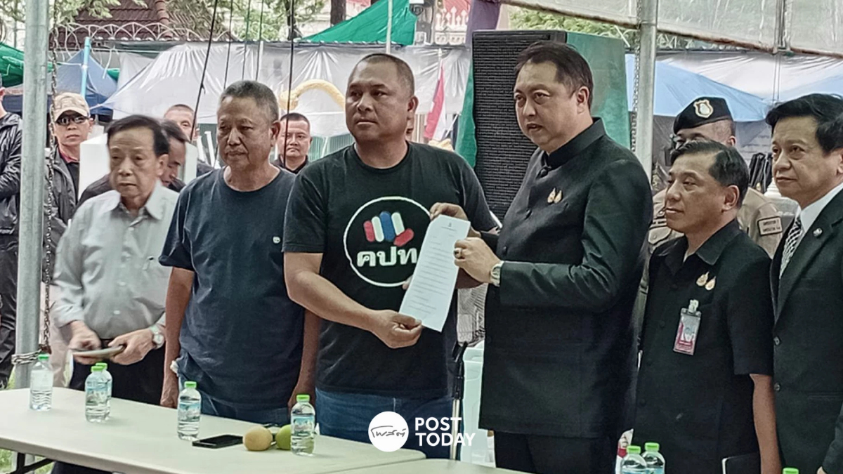 คปท.ถวายอาลัย ยุติการชุมนุมใกล้ทำเนียบรัฐบาล คืนพื้นที่กทม. คปท.ถวายอาลัย ยุติการชุมนุมใกล้ทำเนียบรัฐบาล คืนพื้นที่กทม.