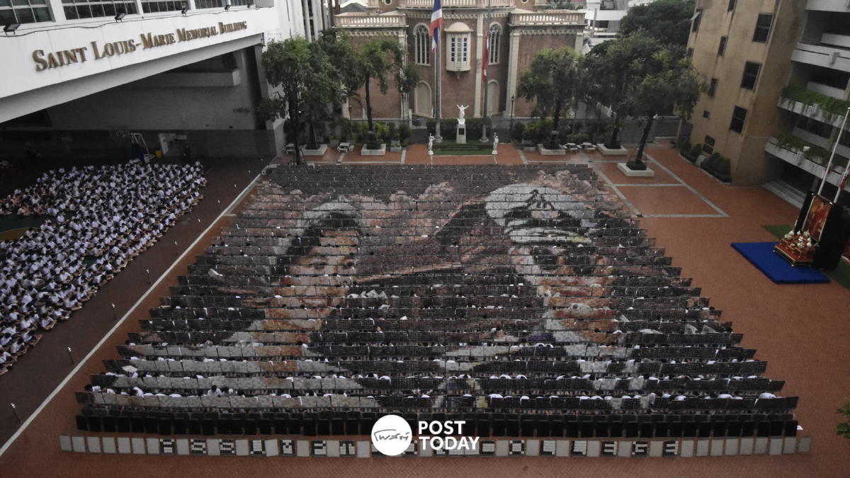 นร.อัสสัมชัญ 1,250 คน แปรอักษรภาพ "พระพันปีหลวง" ถวายอาลัย นร.อัสสัมชัญ 1,250 คน แปรอักษรภาพ "พระพันปีหลวง" ถวายอาลัย