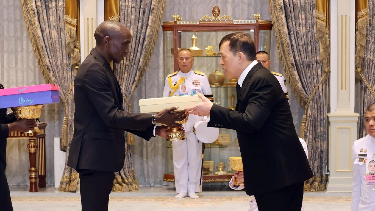 ในหลวง-พระราชินี พระราชทานพระบรมราชวโรกาสให้ ‘คิปโชเก้’ เข้าเฝ้าฯ ในหลวง-พระราชินี พระราชทานพระบรมราชวโรกาสให้ ‘คิปโชเก้’ เข้าเฝ้าฯ