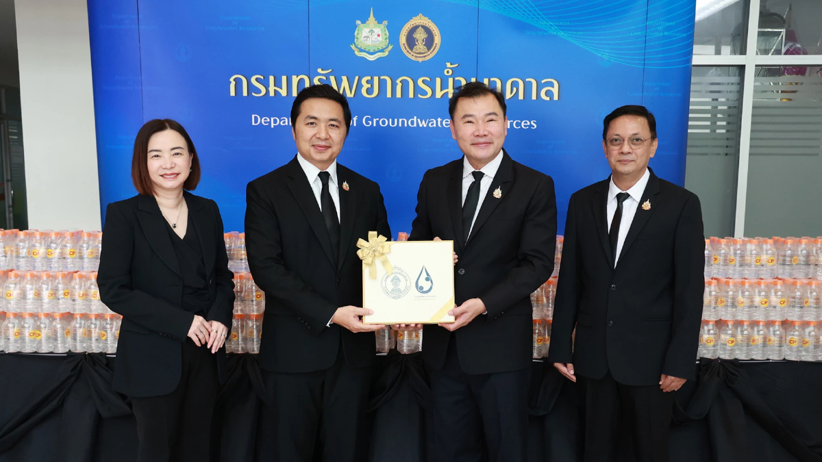 CPF มอบน้ำดื่ม 1 แสนขวด ให้กรมน้ำบาดาล บริการประชาชนกราบถวายบังคมพระบรมศพ CPF มอบน้ำดื่ม 1 แสนขวด ให้กรมน้ำบาดาล บริการประชาชนกราบถวายบังคมพระบรมศพ