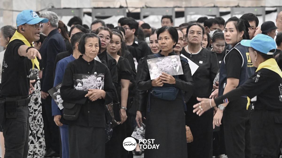 ประชาชนเข้าถวายบังคมพระบรมศพ สมเด็จพระพันปีหลวง วันแรก 8,370 คน ประชาชนเข้าถวายบังคมพระบรมศพ สมเด็จพระพันปีหลวง วันแรก 8,370 คน