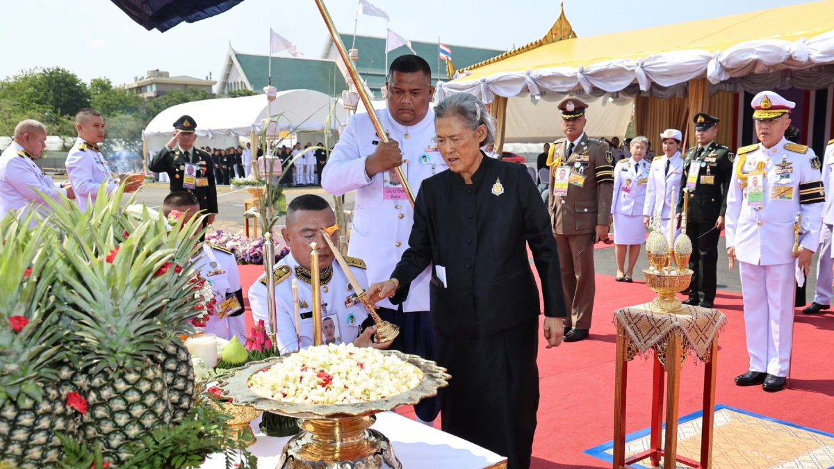 กรมสมเด็จพระเทพฯ ทรงยกเสาพระเมรุมาศ งานพระบรมศพพระพันปีหลวง กรมสมเด็จพระเทพฯ ทรงยกเสาพระเมรุมาศ งานพระบรมศพพระพันปีหลวง