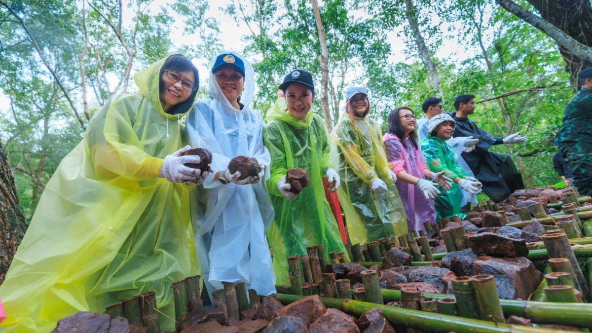 ททท. จับมือ 9 พันธมิตร เปิดตัว “Village to the World” สืบสานพระราชปณิธาน “พระพันปีหลวง” ททท. จับมือ 9 พันธมิตร เปิดตัว “Village to the World” สืบสานพระราชปณิธาน “พระพันปีหลวง”