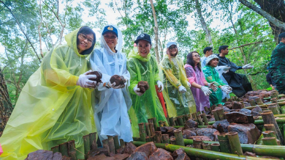 ททท. จับมือ 9 พันธมิตร เปิดตัว “Village to the World” สืบสานพระราชปณิธาน “พระพันปีหลวง” ททท. จับมือ 9 พันธมิตร เปิดตัว “Village to the World” สืบสานพระราชปณิธาน “พระพันปีหลวง”