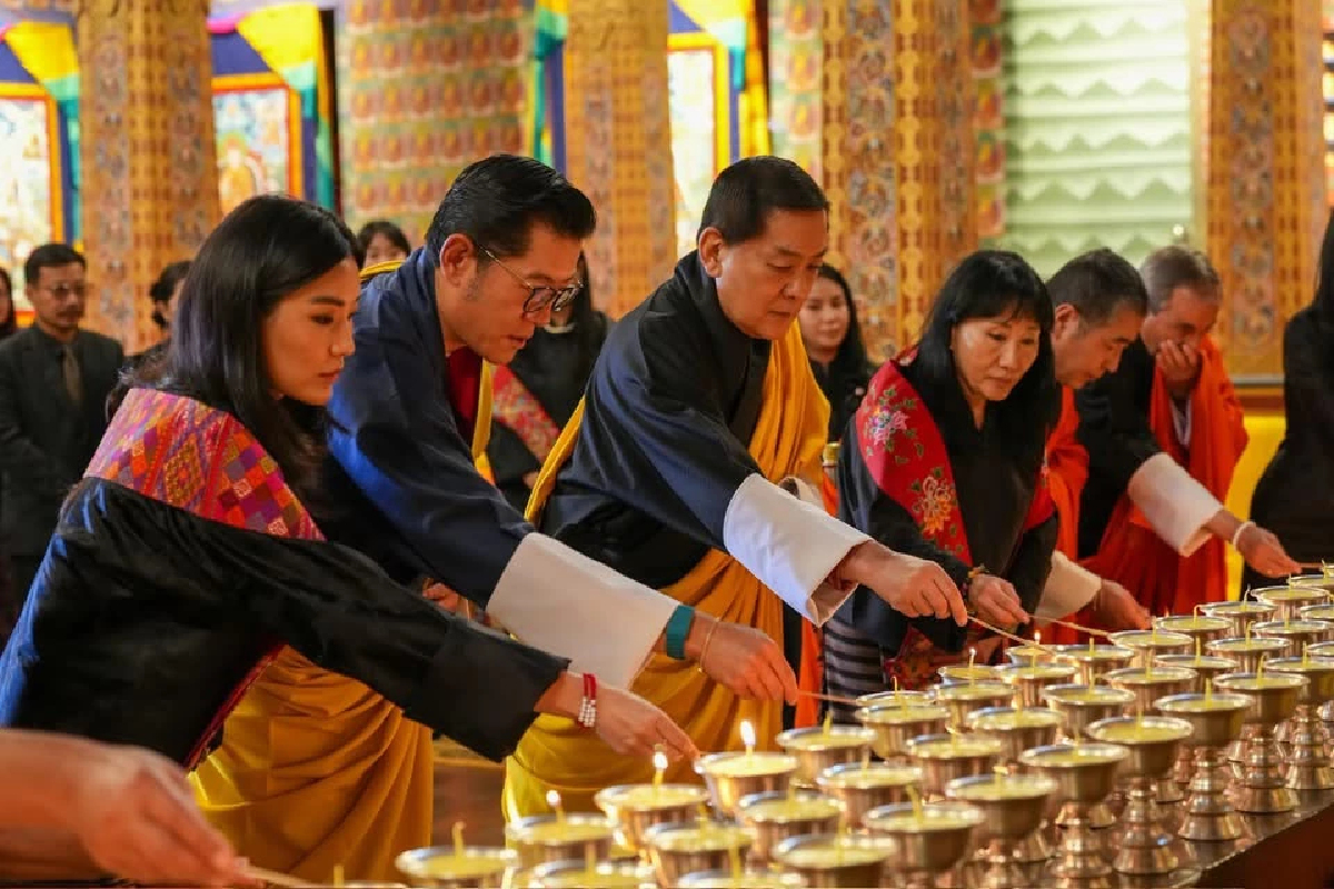 กษัตริย์ภูฏานทรงนำพระบรมวงศานุวงศ์ถวายพระพรอุทิศแด่เจ้าฟ้าพัชรกิติยาภา กษัตริย์ภูฏานทรงนำพระบรมวงศานุวงศ์ถวายพระพรอุทิศแด่เจ้าฟ้าพัชรกิติยาภา