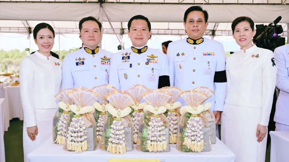 ร่วมพิธีเจริญพระพุทธมนต์ ทำบุญตักบาตร และลงนามถวายพระพร เนื่องในโอกาสพระราชพิธีมหามงคลเฉลิมพระชนมพรรษา 4 รอบ