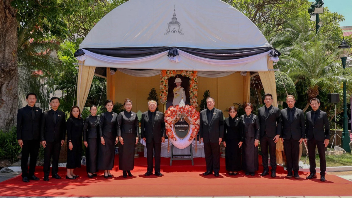 กลุ่มบีทีเอส วางพวงมาลาสักการะพระศพ สมเด็จเจ้าฟ้าพัชรกิติยาภาฯ กลุ่มบีทีเอส วางพวงมาลาสักการะพระศพ สมเด็จเจ้าฟ้าพัชรกิติยาภาฯ