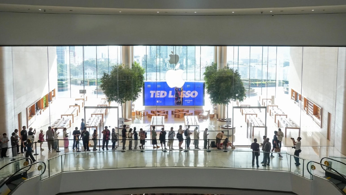 Apple Store ICONSIAM คึกคัก ลูกค้าต่อคิวรับ iPhone 18 วันแรก Apple Store ICONSIAM คึกคัก ลูกค้าต่อคิวรับ iPhone 18 วันแรก