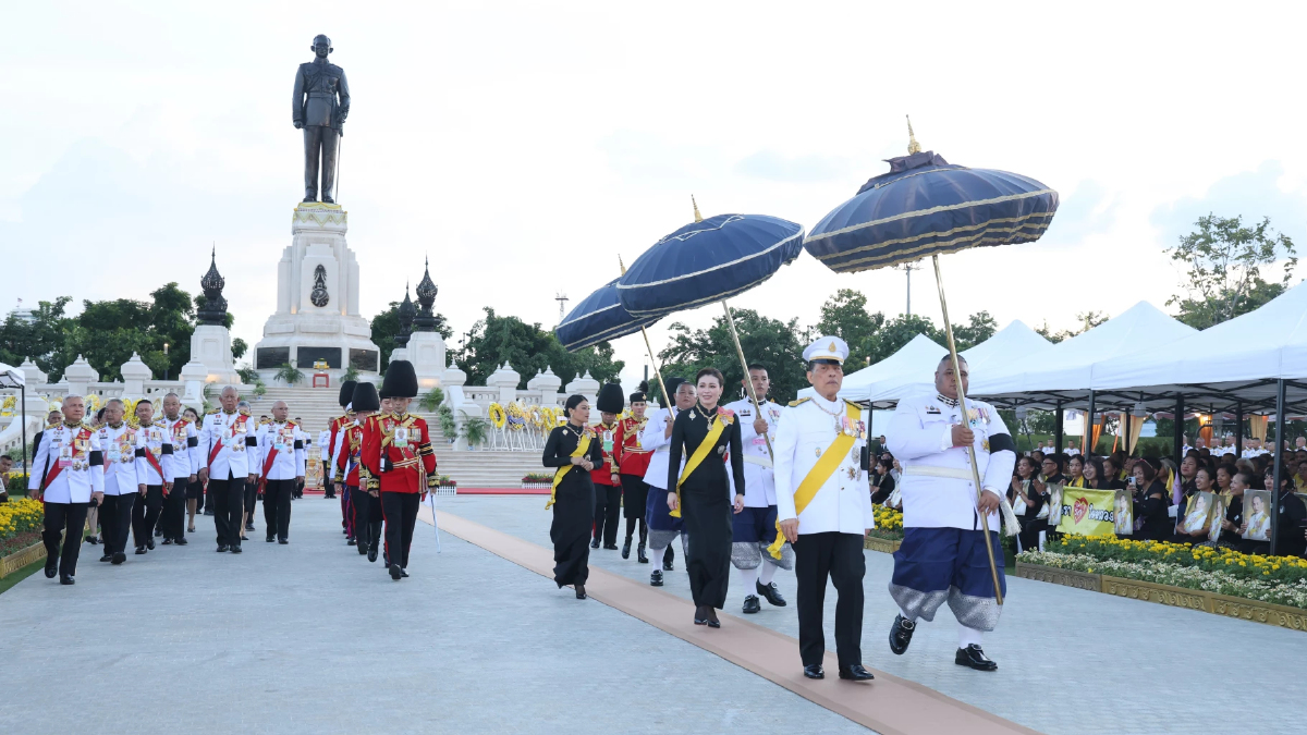 ในหลวง-พระราชินี เสด็จฯ ทรงวางพวงมาลา ถวายราชสักการะ เนื่องในวันนวมินทรมหาราช ในหลวง-พระราชินี เสด็จฯ ทรงวางพวงมาลา ถวายราชสักการะ เนื่องในวันนวมินทรมหาราช