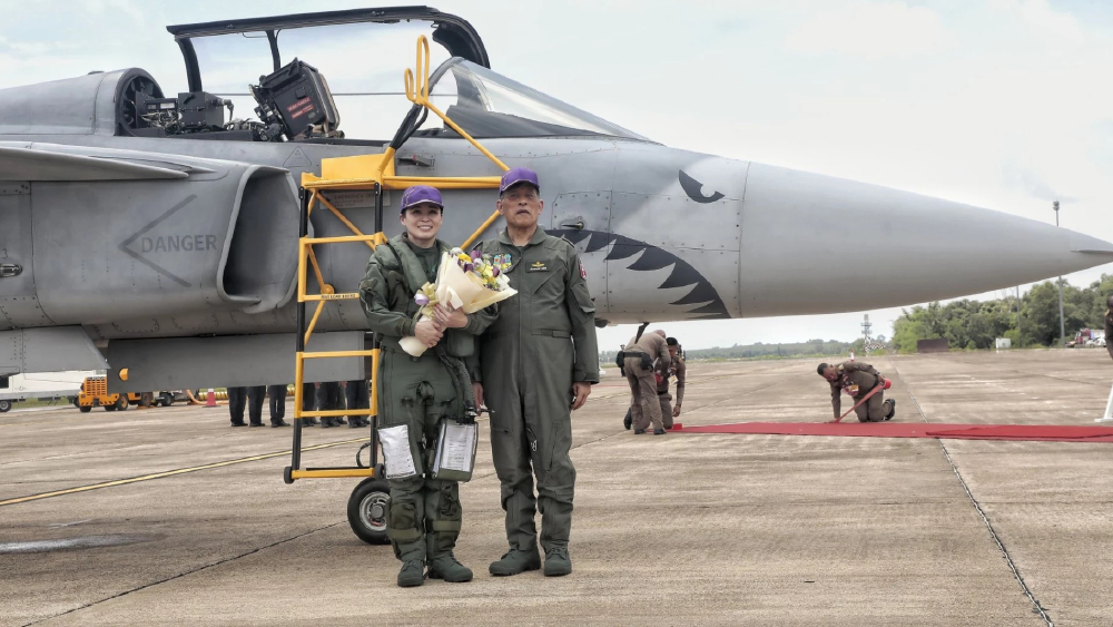 "ในหลวง" ทอดพระเนตร "พระราชินี" ทรงฝึกบินเดี่ยว Gripen ครั้งแรก "ในหลวง" ทอดพระเนตร "พระราชินี" ทรงฝึกบินเดี่ยว Gripen ครั้งแรก