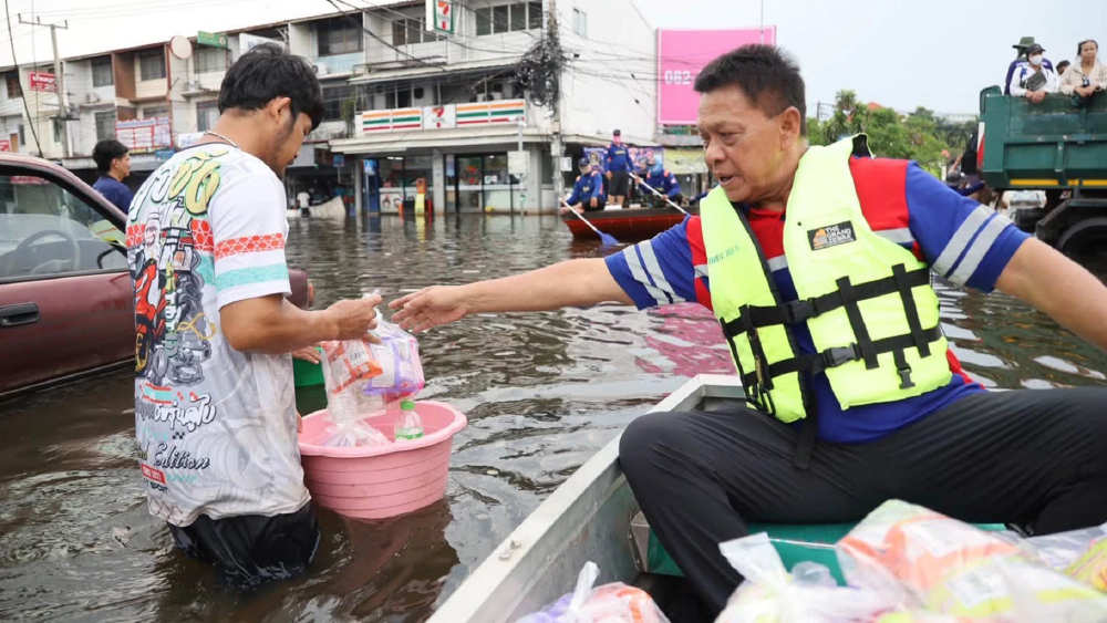 “ร่วมด้วยช่วยกัน” ส่งน้ำดื่ม-ขนมปัง 200 ชุด ช่วยน้ำท่วมเคหะร่มเกล้า