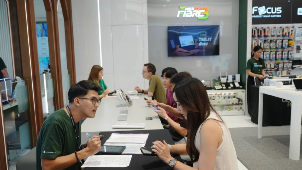 AIS คึกคักรับเครื่องวันแรก "iPhone Duo" จอพับรุ่นแรก จัดโปร "เทิร์นสบาย ผ่อนสบาย" บน network 5G-ADVANCED
