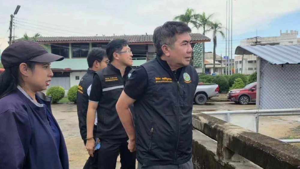 ชป.ลุย..ช่วยประชาชนเต็มกำลัง เร่งระบายน้ำ–เสริมคันกั้นน้ำ